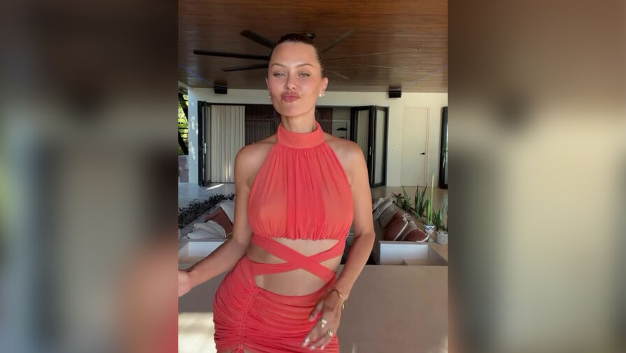 Модель Виктория Боня выложила видео в облегающем мини-платье с вырезами