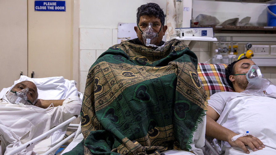  Пациенты получают кислород в Больнице святого семейства в Дели 