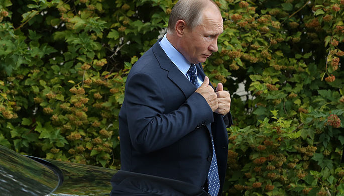 Президент РФ Владимир Путин во время посещения Рязанского кожевенного завода группы компаний...