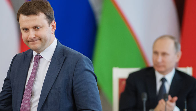 Министр экономического развития России Максим Орешкин и президент Владимир Путин во время...
