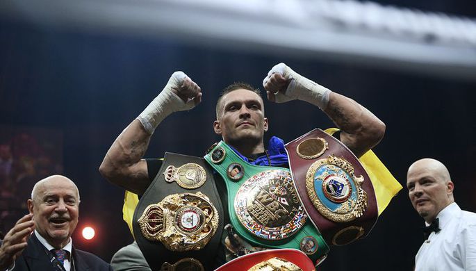 Справа: Александр Усик (Украина) после победы в финальном бою Всемирной боксерской суперсерии (WBSS)...