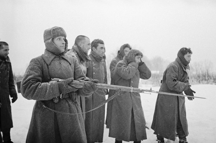 Красноармеец ведет пленных испанской "Голубой дивизии"