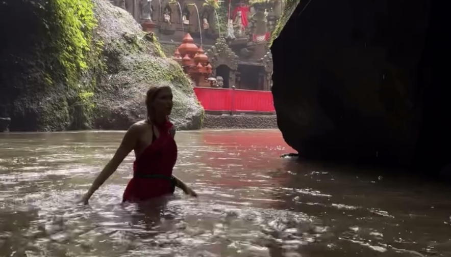 Модель Елена Перминова в платье без белья искупалась в источнике на Бали