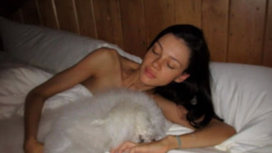 Сын дизайнера Бекхэм Бруклин выложил фото жены Николы без одежды