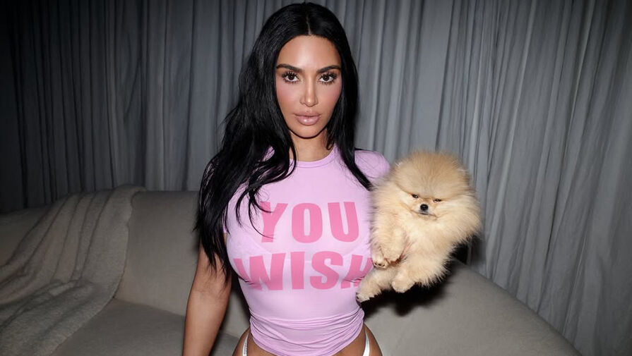 Модель Ким Кардашьян выложила фото в полупрозрачном топе и стрингах