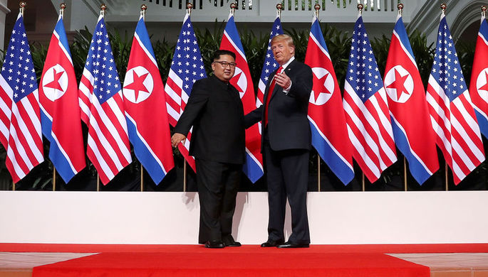 Высший руководитель КНДР Ким Чен Ын и президент США Дональд Трамп во время встречи на острове...