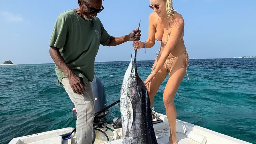 Ведущая Елена Летучая выложила фото в телесном бикини с большой рыбой