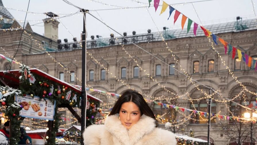 Певица Нюша в легинсах и шубе прогулялась по Красной площади