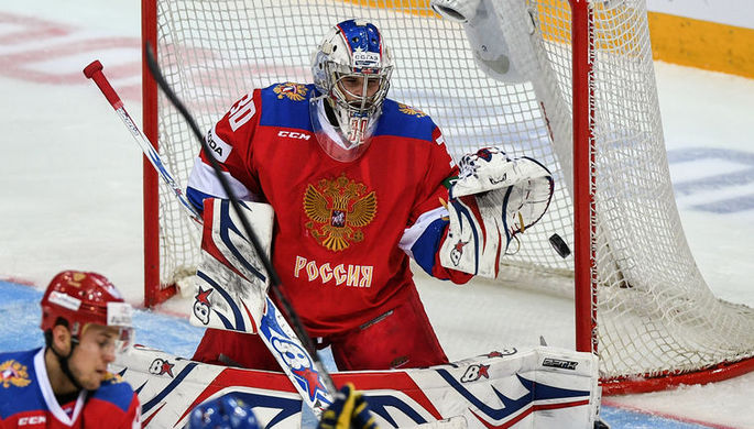 Голкипер Игорь Шестёркин во время матча Евротура со сборной Швеции