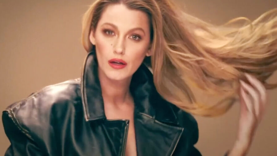 Актрису Блейк Лайвли в вытянутом свитере и шапке засняли на кассе