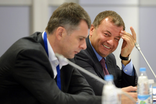 Исполнительный директор СБР Сергей Кущенко и президент организации Михаил Прохоров во время заседания в лыжно-биатлонном комплексе «Лаура»