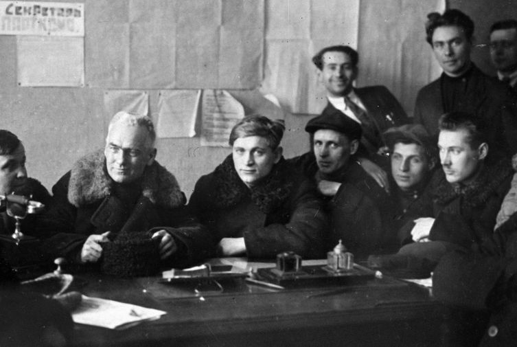 Вильгельм Пик (слева) с советскими рабочими
