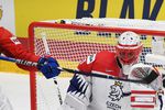 Игрок сборной России Сергей Плотников (слева) и вратарь сборной Чехии Шимон Грубец в матче чемпионата мира по хоккею за третье место между сборными командами России и Чехии