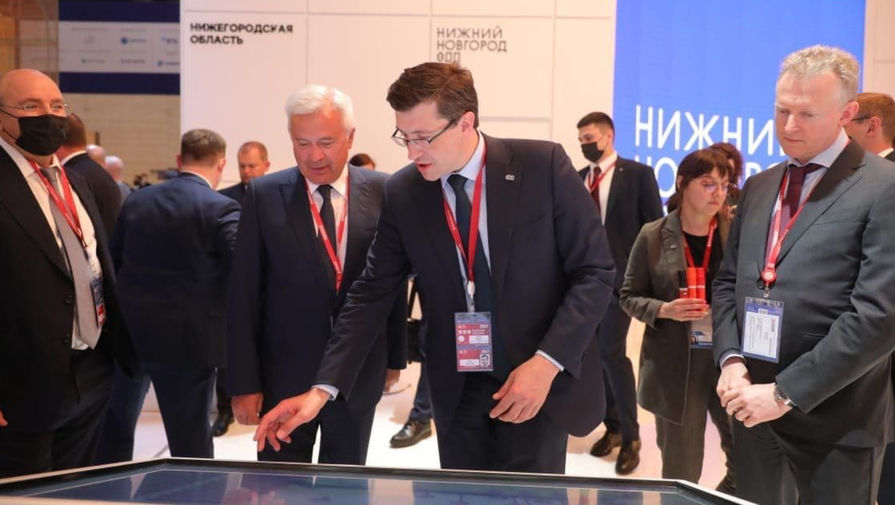 Глеб Никитин показывает Вагиту Алекперву инфраструктурные проекты к 800-летию Нижнего Новгорода