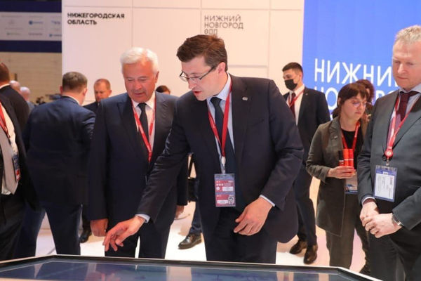 Глеб Никитин показывает Вагиту Алекперву инфраструктурные проекты к 800-летию Нижнего Новгорода