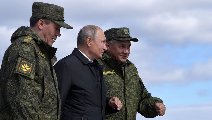 Глава Генштаба ВС РФ Валерий Герасимов, президент Владимир Путин и министр обороны Сергей Шойгу на...