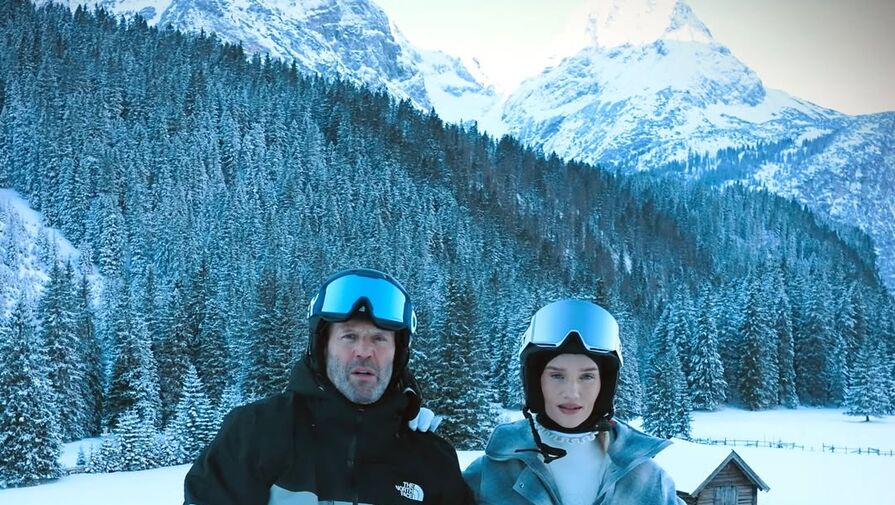 Модель Рози Хантингтон-Уайтли с мужем и детьми снялась в горах