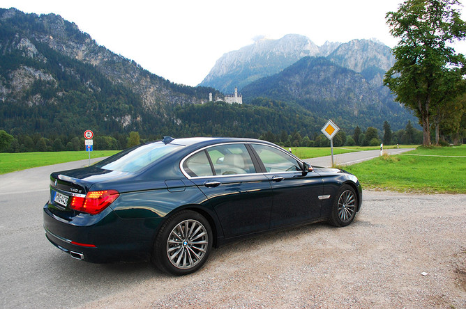 Объем багажного отделения BMW 740 в составляет 500 литров, багажник довольно глубокий и отделан...