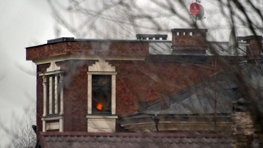  Окна дома забаррикадировавшегося в Мытищах пенсионера, открывшего огонь по сотрудникам... 
