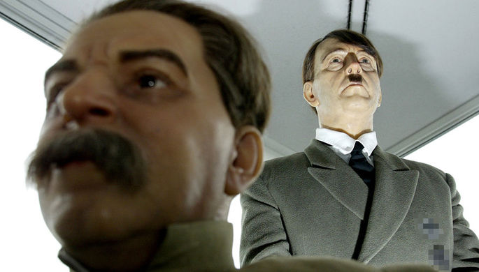 Восковые фигуры Иосифа Сталина и Адольфа Гитлера на выставке в Берлине, 2004 год