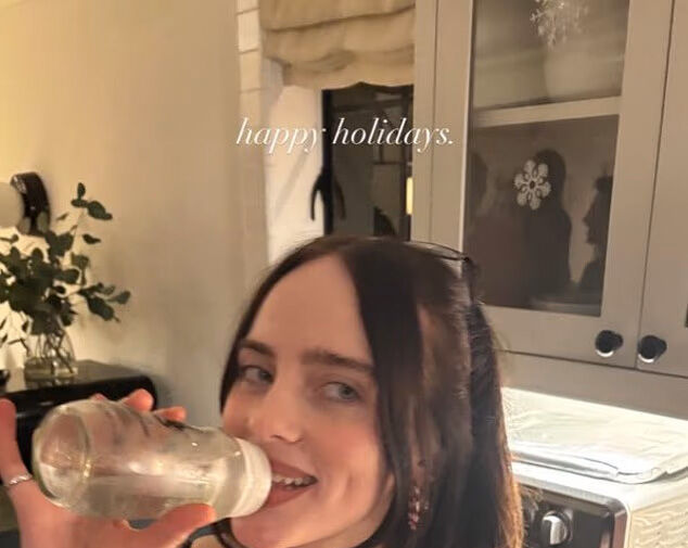 Певица Билли Айлиш выложила фото в облегающем топе с декольте