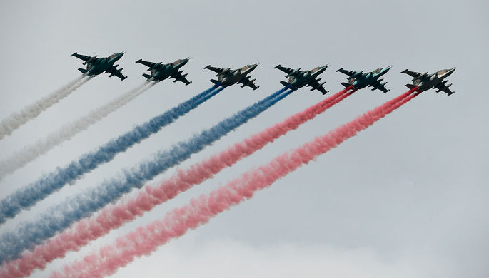 Штурмовики Су-25 во время главного военно-морского парада в честь Дня Военно-Морского Флота России в...
