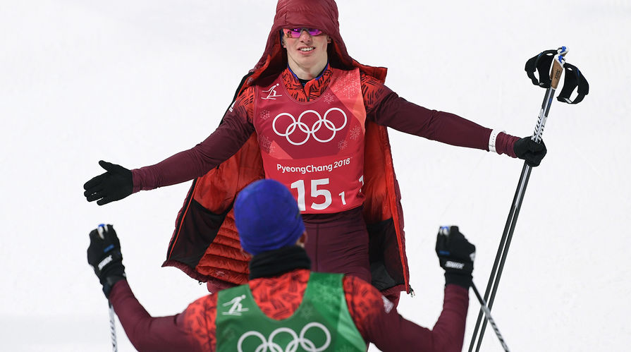 Российские спортсмены Денис Спицов (на втором плане) и Александр Большунов, завоевавшие серебряные медали в командном спринте среди мужчин в соревнованиях по лыжным гонкам на XXIII зимних Олимпийских играх в Пхенчхане, 21 февраля 2018 года