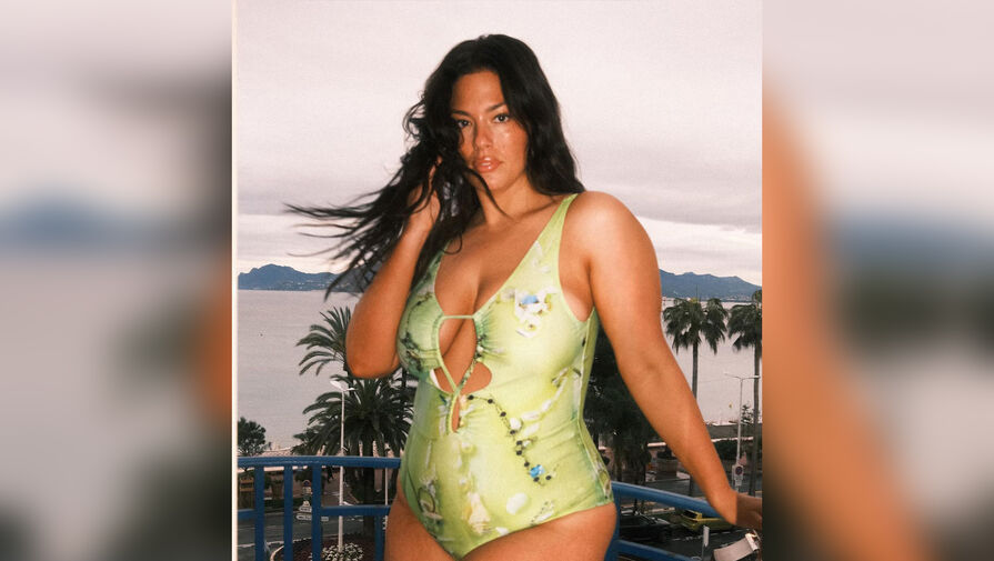 Модель Эшли Грэм выложила фото в купальнике с декольте
