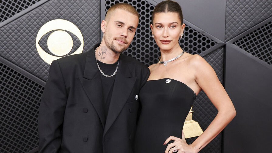 Модель Хейли Бибер пришла на Грэмми в платье с полупрозрачными вставками