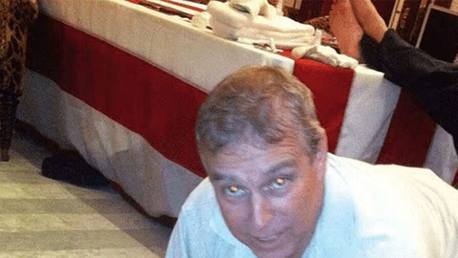 Принцессы Беатрис и Евгения ужаснулись фото отца принца Эндрю у Эпштейна