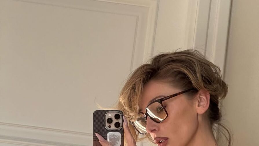 Блогерша Настя Ивлеева снялась в топе и спущенных легинсах