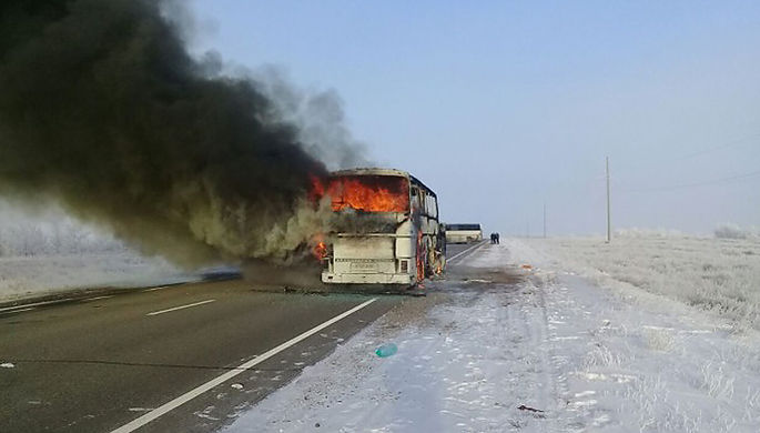 На месте возгорания автобуса в Актюбинской области Казахстана, 18 января 2018 года