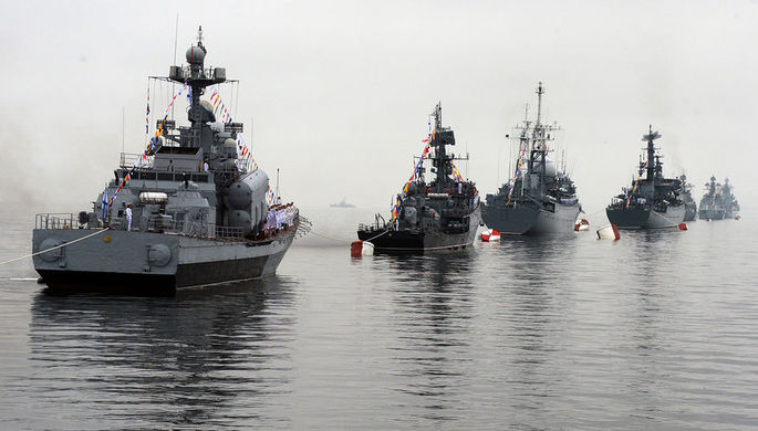 Корабли Тихоокенского флота (ТОФ) в парадном строю на праздновании Дня Военно-Морского Флота во...