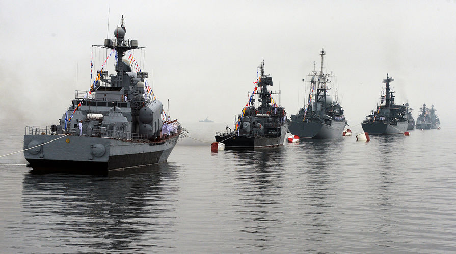 Корабли Тихоокенского флота (ТОФ) в парадном строю на праздновании Дня Военно-Морского Флота во Владивостоке