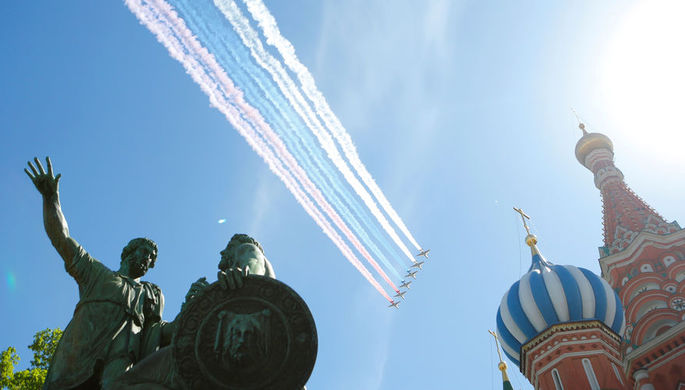 Памятник Минину и Пожарскому на Красной площади во время парада в честь Дня Победы, 9 мая 2018 года