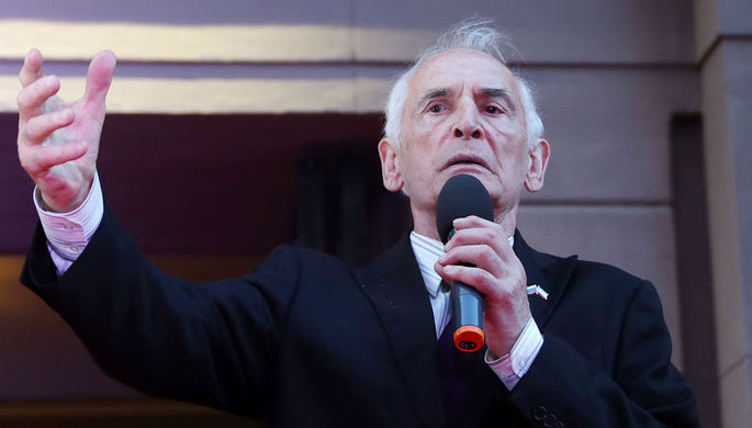 Народный артист СССР Василий Лановой во время праздничного концерта на Арбате в честь закрытия 97-го...