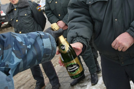 Что рассказывал следователям 22-летний программист, над которым издевались в казанском отделе Дальний Что рассказывал следователям 22-летний программист, над которым издевались в казанском отделе Дальний
