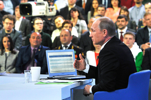 Владимир Путин отвечает на вопросы россиян в ежегодной специальной программе «Прямая линия с Владимиром Путиным» в эфире российских телеканалов и радиостанций