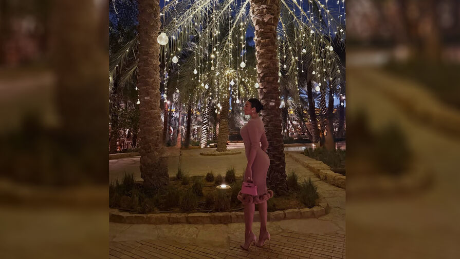 Невеста футболиста Роналду Джорджина снялась в облегающем платье с мехом