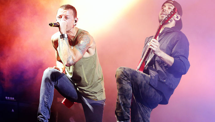 Участники группы Linkin Park Честер Беннингтон и Майк Шинода во время концерта в Нью-Джерси, 2014...