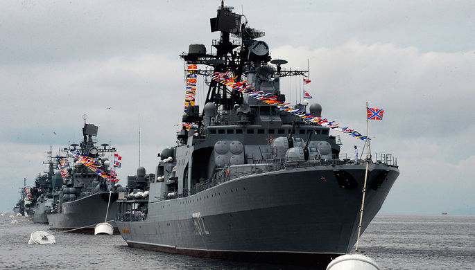 Большой противолодочный корабль (БПК) «Адмирал Виноградов» (на первом плане) во время...
