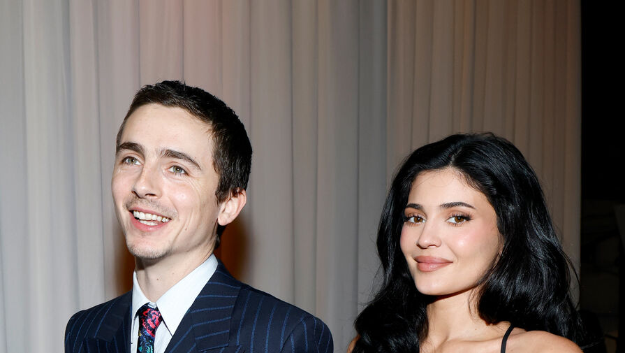 Модель Кайли Дженнер пришла на премию в платье с глубоким декольте с Шаламе