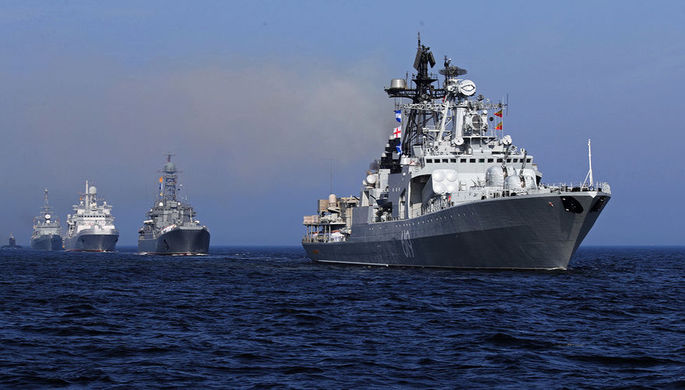 Большой противолодочный корабль проекта 1155 «Североморск» (справа) на главном военно-морском параде