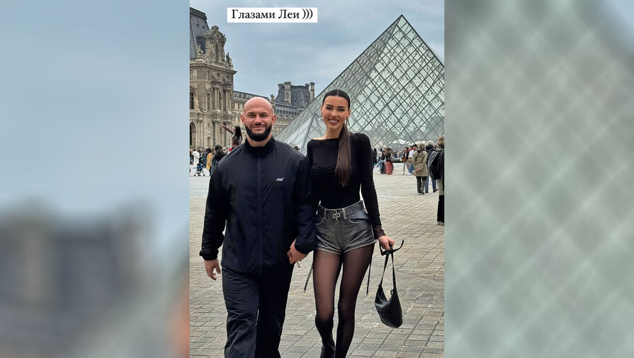 Бизнесвумен Оксана Самойлова в микрошортах вышла на прогулку с мужем в Париже