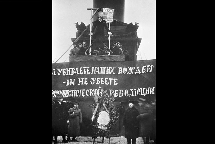 Демонстрация в Петрограде против убийства Люксембург и Либкнехта