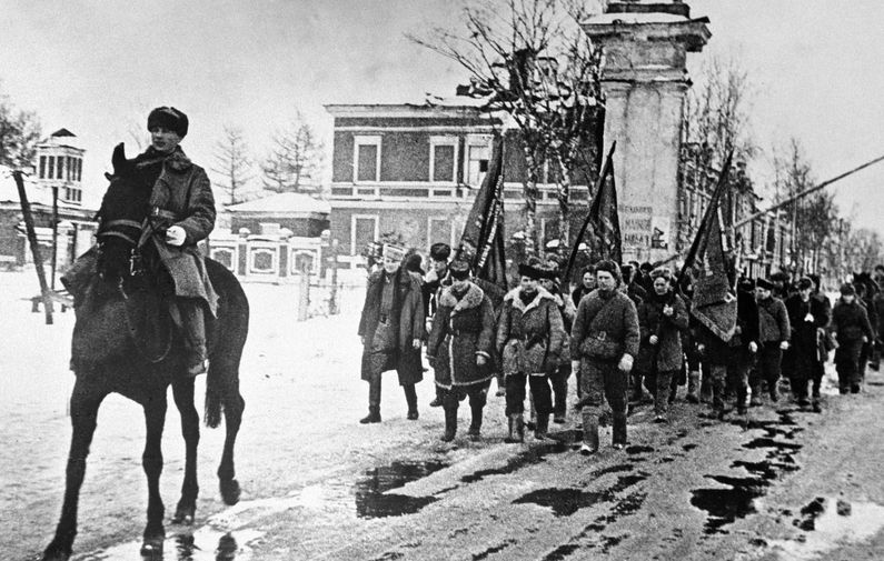 Бойцы Ленинградской партизанской бригады проходят колонной по улицам родного города