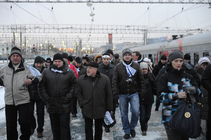 Прибытие работников екатеринбургских заводов на митинг в поддержку Владимира Путина.