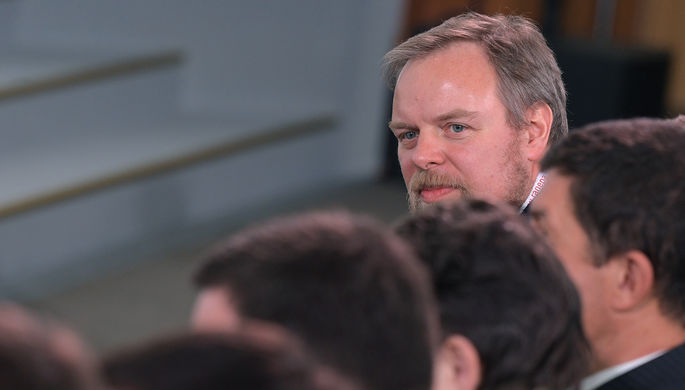Предправления Промсвязьбанка Дмитрий Ананьев во время панельной дискуссии на Гайдаровском форуме в...