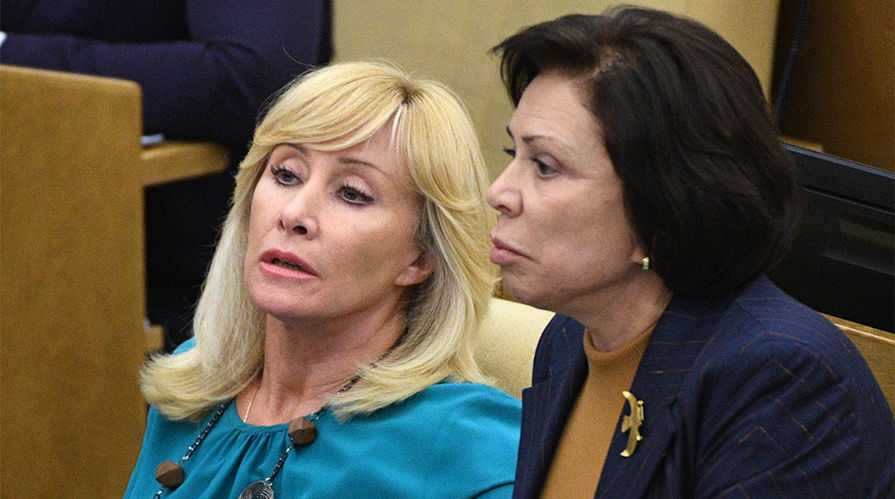 Заместитель председателя комитета Государственной Думы РФ по вопросам семьи, женщин и детей Оксана Пушкина (слева) и заместитель председателя комитета Государственной Думы РФ по международным делам Ирина Роднина на пленарном заседании Государственной Думы РФ