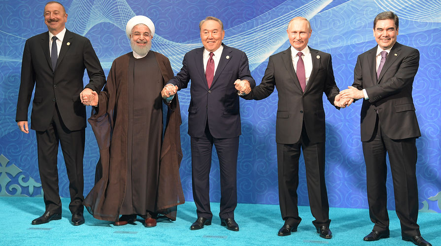 12 августа 2018. Президент России Владимир Путин на церемонии совместного фотографирования глав государств-участников V Каспийского саммита в Актау. Слева направо: президент Азербайджана Ильхам Алиев, президент Ирана Хасан Рухани и президент Казахстана Нурсултан Назарбаев, справа - президент Туркменистана Гурбангулы Бердымухамедов
